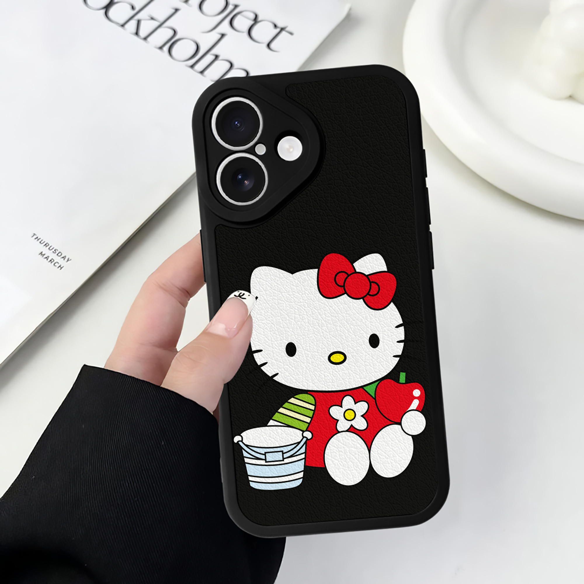 （画像用） Hello Kitty ハローキティ 【iPhone 16シリーズ対応】シリコンスマホケース（レザー調） 材質：シリコン